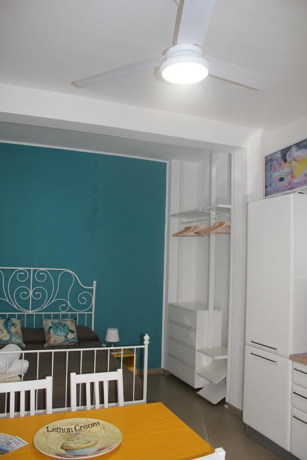 Casa Vacanze Gloria 卡斯泰拉马莱 外观 照片