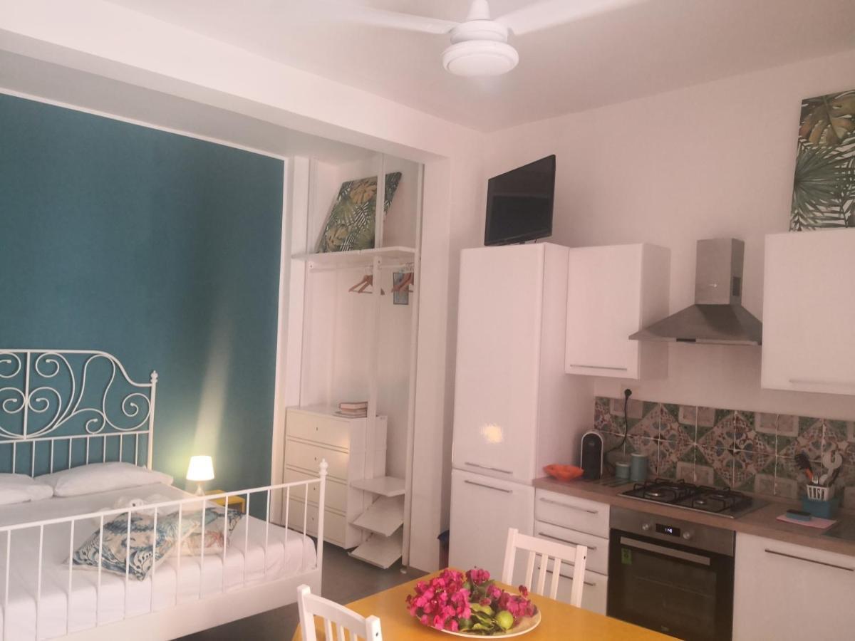 Casa Vacanze Gloria 卡斯泰拉马莱 客房 照片