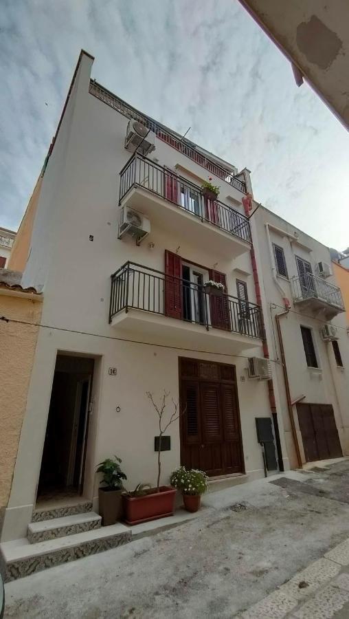 Casa Vacanze Gloria 卡斯泰拉马莱 外观 照片